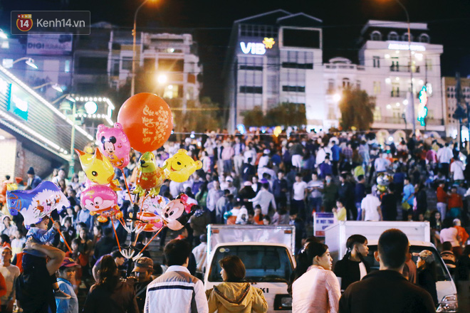 Đà Lạt chật kín du khách và phương tiện, các ngả đường ùn tắc kinh hoàng tối 30/4